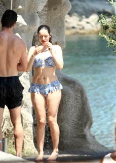 Kelly Brook feet photo thumbnail