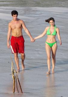 Kelly Brook feet photo thumbnail