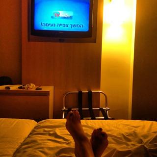 Alana Haim feet photo 2