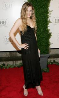Riley Keough feet photo thumbnail