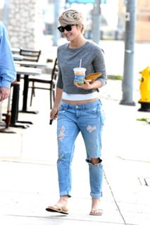 Julianne Hough feet photo thumbnail
