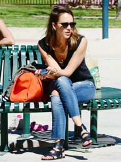 Jessica Alba feet photo thumbnail