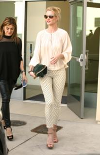 Rosie Huntington-Whiteley feet photo thumbnail