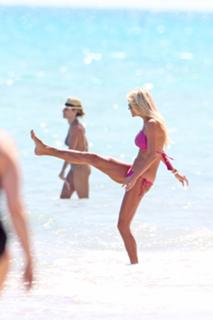 Victoria Silvstedt feet photo thumbnail