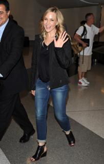 Julie Benz feet photo thumbnail