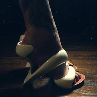 Katherine von Drachenberg feet photo thumbnail