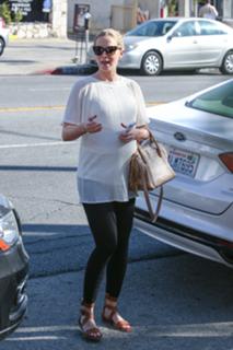 Emily Blunt feet photo thumbnail