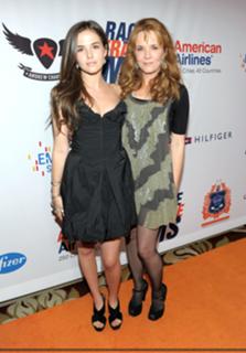 Zoey Deutch feet photo thumbnail