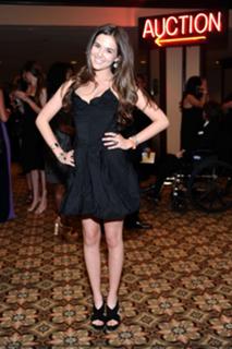Zoey Deutch feet photo thumbnail