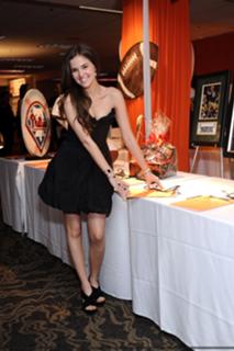 Zoey Deutch feet photo thumbnail
