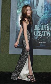 Zoey Deutch feet photo thumbnail