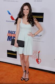 Zoey Deutch feet photo thumbnail