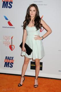 Zoey Deutch feet photo thumbnail