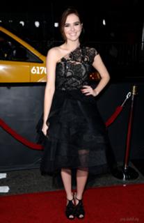 Zoey Deutch feet photo thumbnail