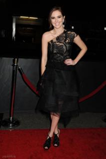 Zoey Deutch feet photo thumbnail