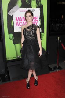 Zoey Deutch feet photo thumbnail