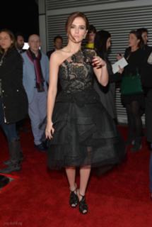 Zoey Deutch feet photo thumbnail
