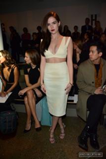 Zoey Deutch feet photo thumbnail