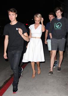 Pamela Anderson feet photo thumbnail