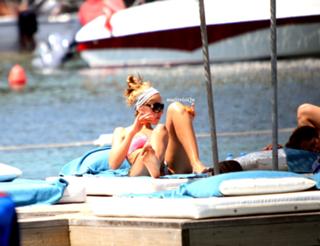 Hadise feet photo thumbnail