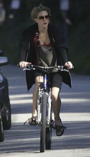 Kate Hudson feet photo thumbnail