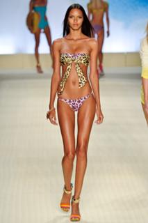 Lais Ribeiro feet photo thumbnail