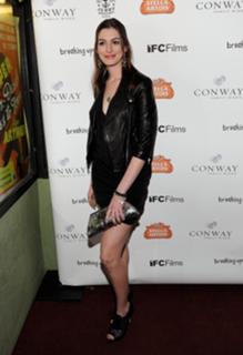 Anne Hathaway feet photo thumbnail