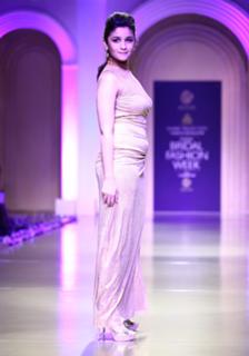 Alia Bhatt feet photo thumbnail