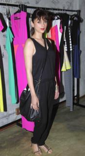 Aditi Rao Hydari feet photo thumbnail