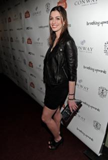 Anne Hathaway feet photo thumbnail