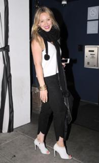 Hilary Duff feet photo thumbnail