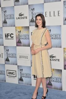 Anne Hathaway feet photo thumbnail