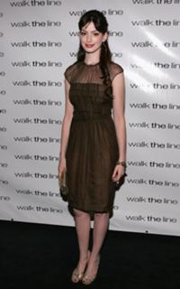 Anne Hathaway feet photo thumbnail