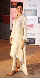 Deepika Padukone feet photo thumbnail
