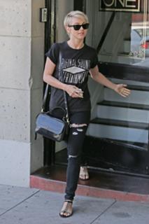 Julianne Hough feet photo thumbnail