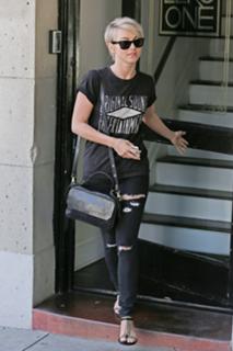 Julianne Hough feet photo thumbnail
