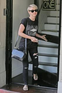 Julianne Hough feet photo thumbnail