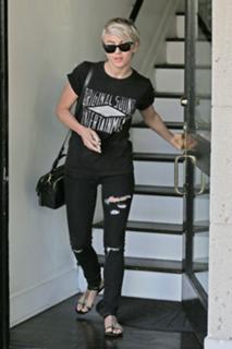 Julianne Hough feet photo thumbnail