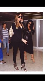 Khloé Kardashian feet photo thumbnail