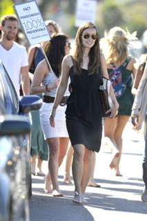 Olivia Wilde feet photo thumbnail