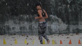 Carolina Dieckmann feet photo thumbnail