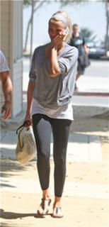 Cameron Diaz feet photo thumbnail