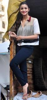 Alia Bhatt feet photo thumbnail