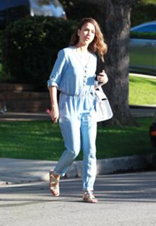 Jessica Alba feet photo thumbnail