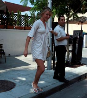 Cameron Diaz feet photo thumbnail