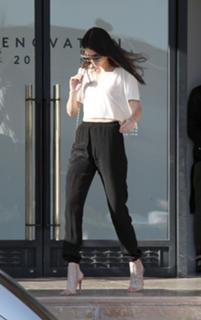 Kendall Jenner feet photo thumbnail