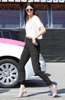 Kendall Jenner feet photo thumbnail