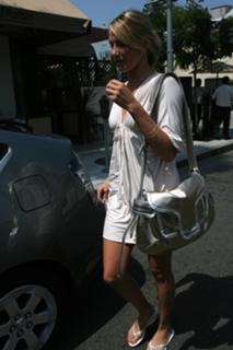 Cameron Diaz feet photo thumbnail
