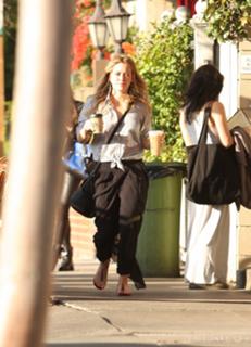 Hilary Duff feet photo thumbnail