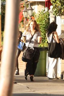 Hilary Duff feet photo thumbnail